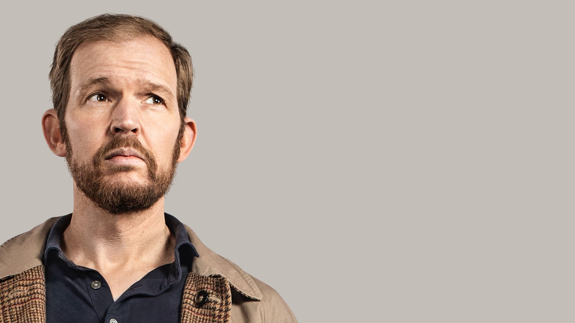 Ein Portrait des Künstlers vor hellem Hintergrund