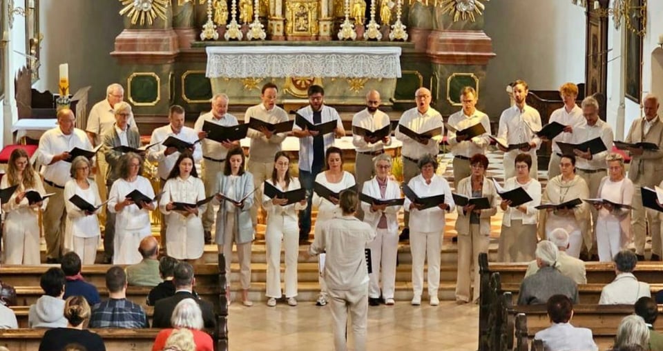 Ein Chor singend in einer Kirche