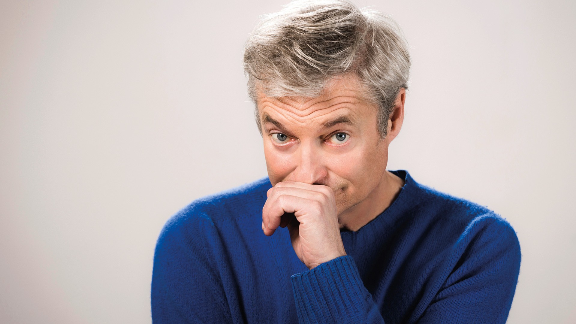 Foto des Künstlers im blauen Pullover für das Event von Alfred Dorfer: Gleich