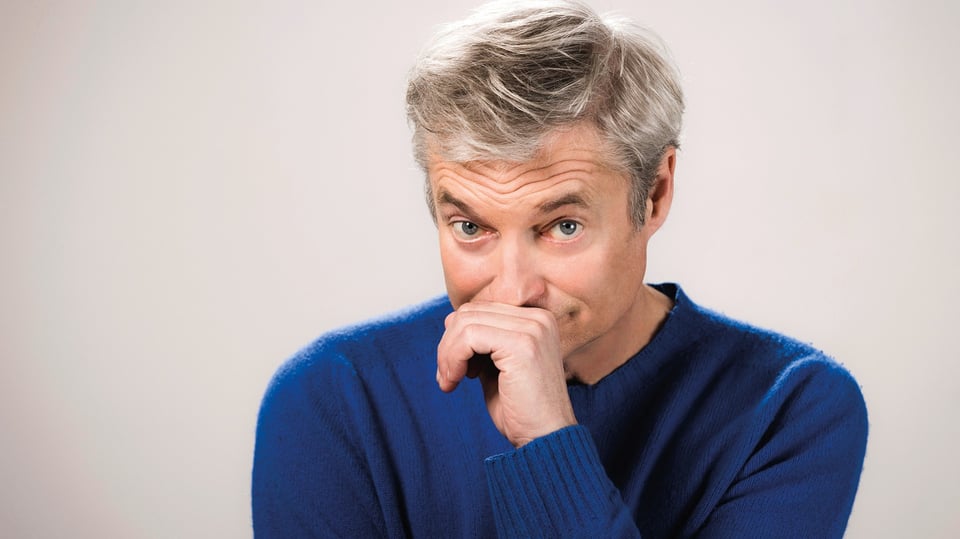 Foto des Künstlers im blauen Pullover für das Event von Alfred Dorfer: Gleich