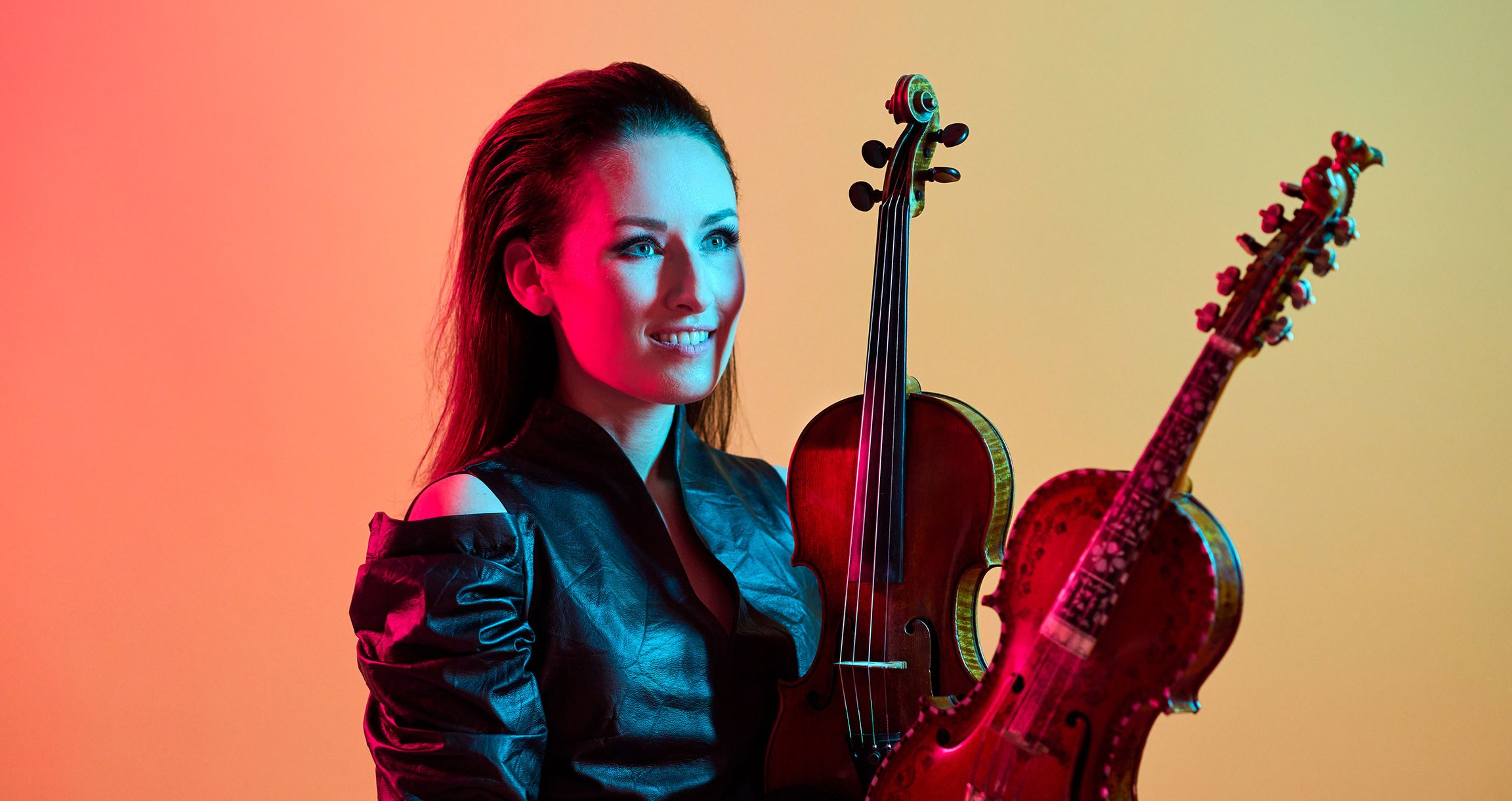 Dame mit Instrument in buntem Licht  