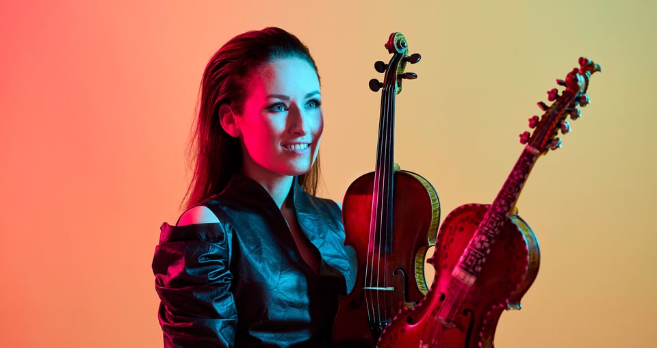 Dame mit Instrument in buntem Licht  