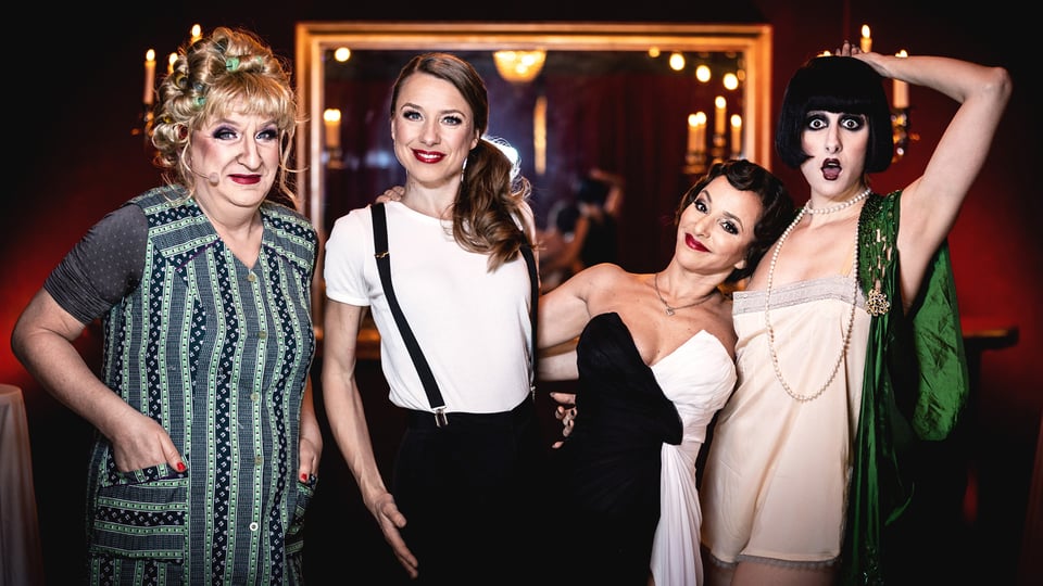 Foto für das Event ‚Berlin, Du coole Sau‘, mit den Künstlerinnen in Kostümen für die Show