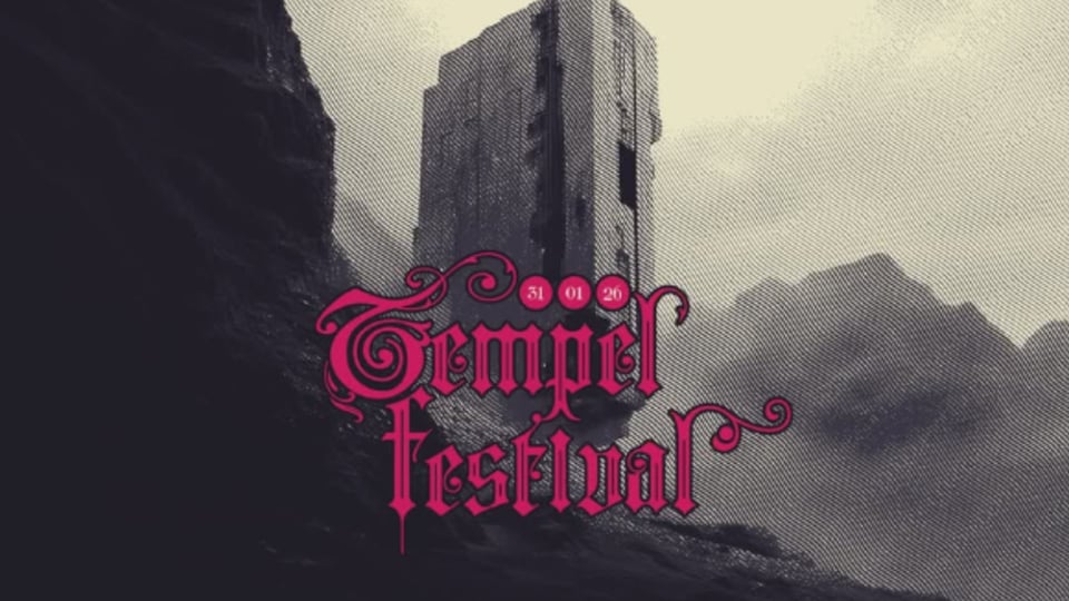 Schwarz weiss Bild eines Hochhauses vor einer Gebirgskette mit pinkem Logo des Festivals