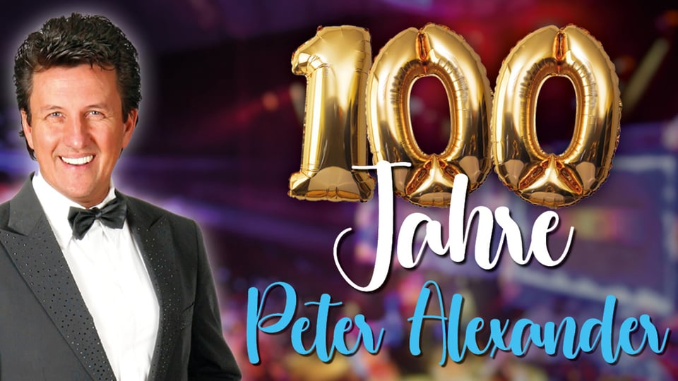 Peter Alexander im schwarzen Smoking vor Konzertkulisse mit goldenen „100 Jahre“-Ballons und Schriftzug zum Jubiläum.