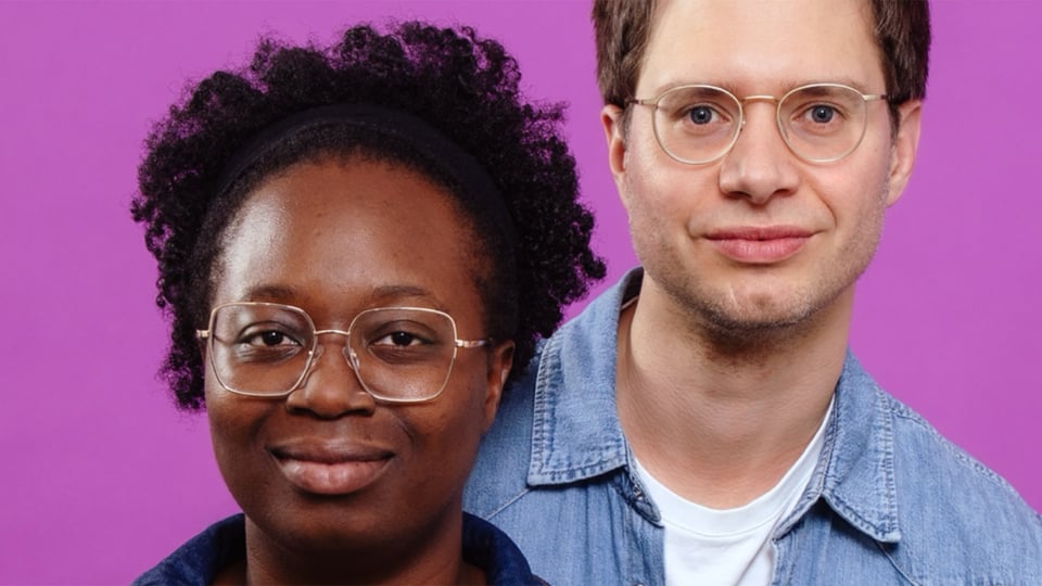 Foto für die Veranstaltung ‚Gina & Martin‘ – die beiden Künstler vor lila Hintergrund