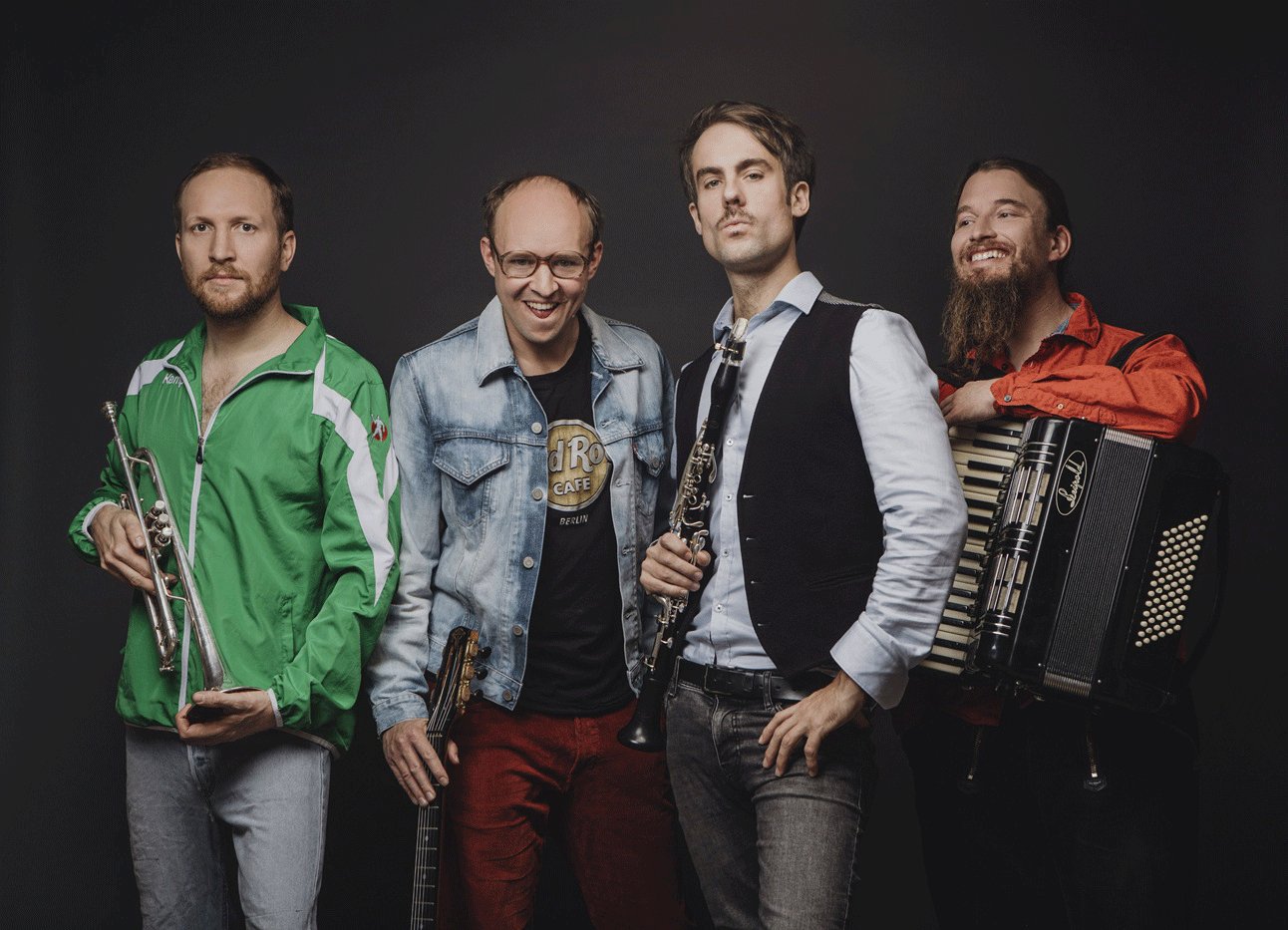 Gankino Circus mit Instrumenten in der Hand