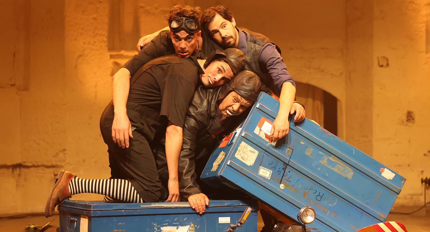 Ein Foto der Aufführung mit vier Schauspielern