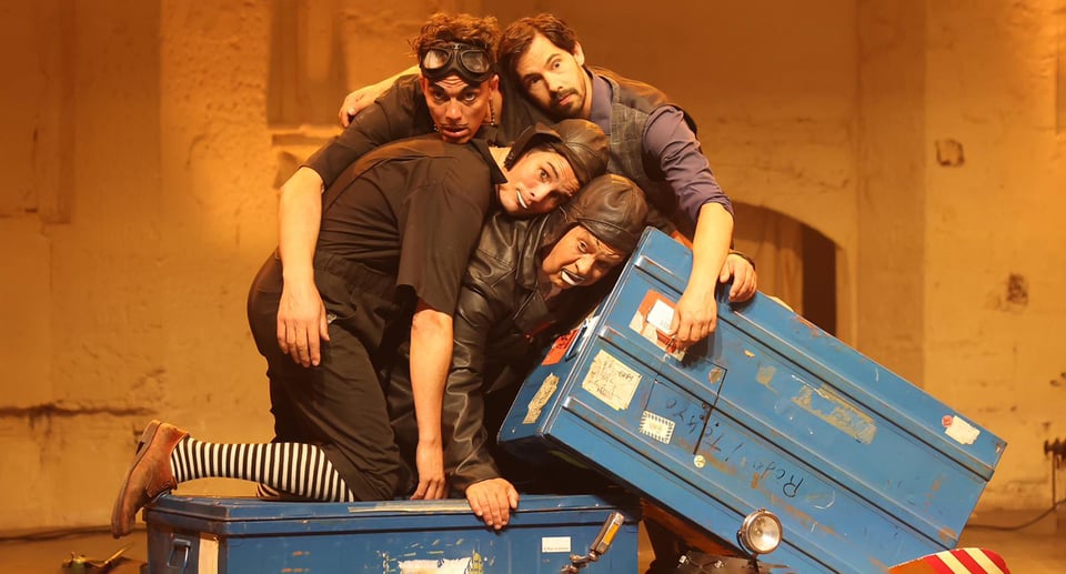 Ein Foto der Aufführung mit vier Schauspielern