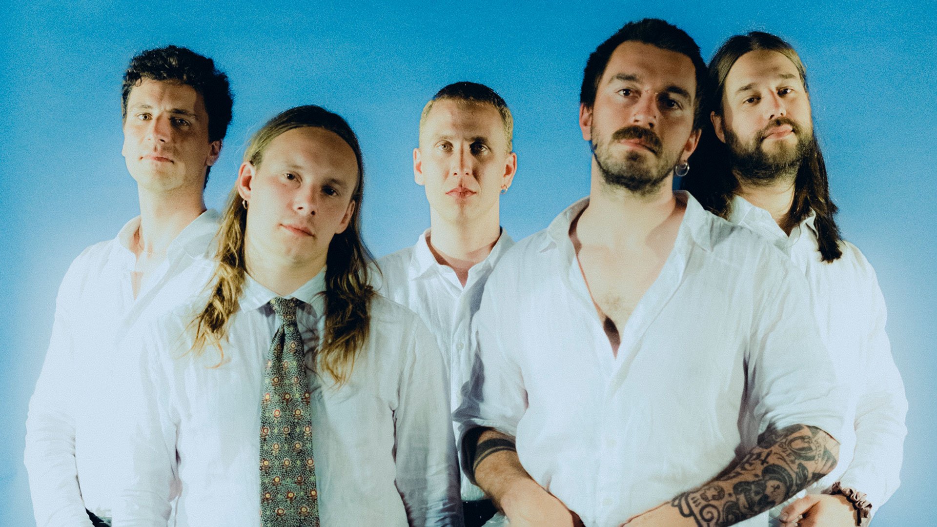 Foto für die Veranstaltung von MAMORÉ mit der Band vor blauem Hintergrund