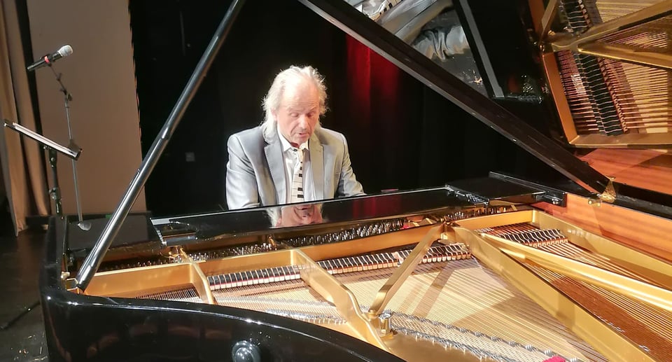  Claus Blank spielt auf dem Klavier