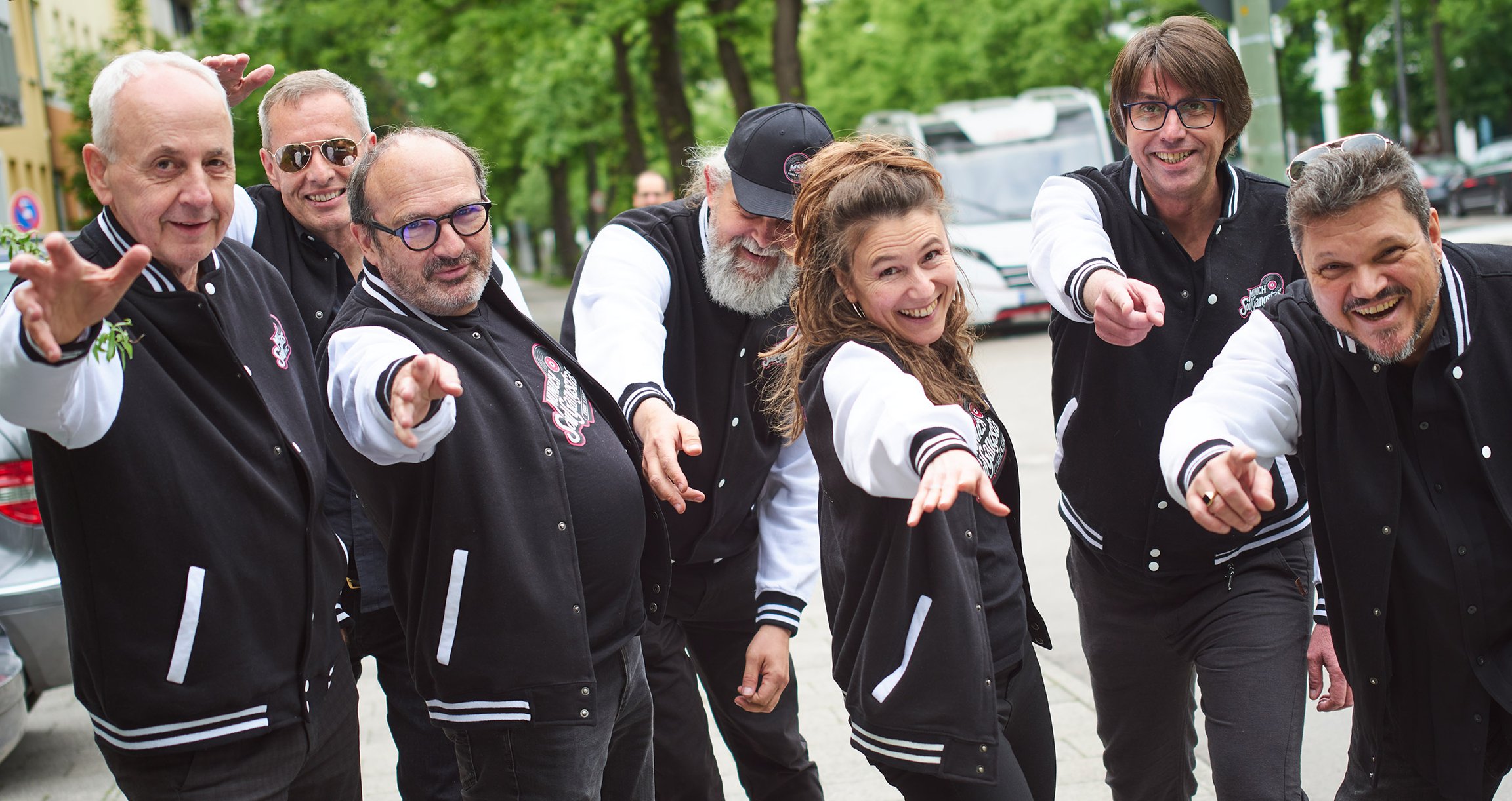 Foto vom Event ‚5 Jahre Munich Soul Gangstas Jubiläumskonzert‘ mit allen Künstlern in identischen Jacken