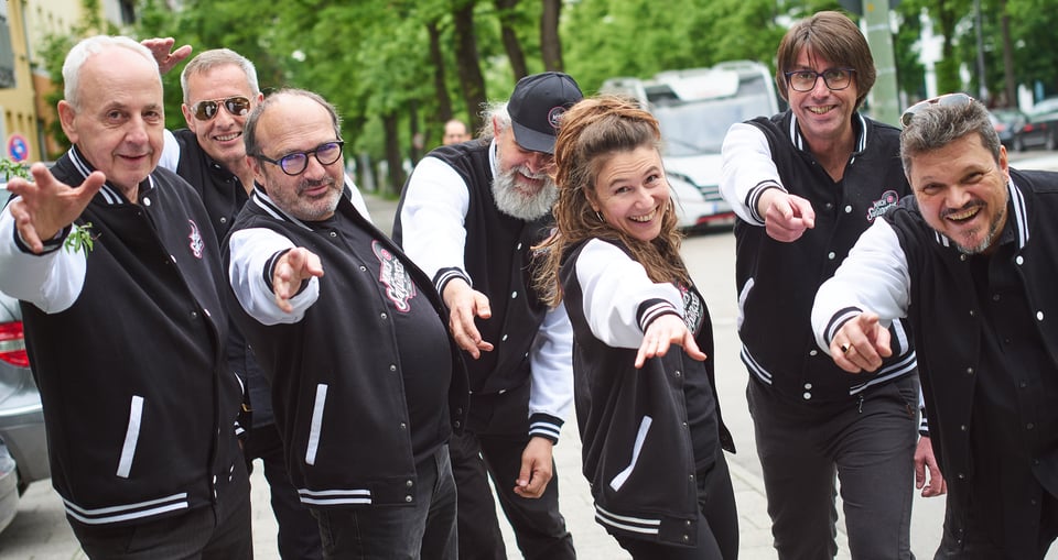 Foto vom Event ‚5 Jahre Munich Soul Gangstas Jubiläumskonzert‘ mit allen Künstlern in identischen Jacken