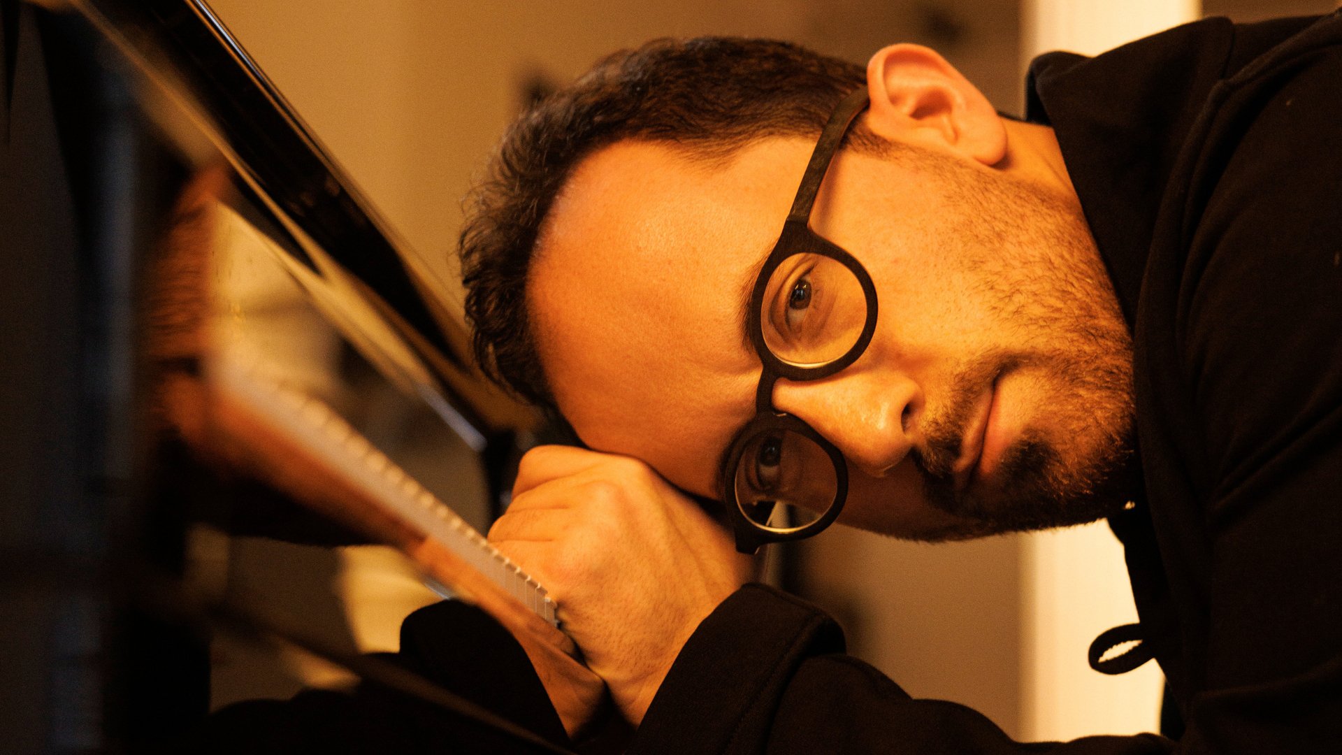 Der Künstler stützt seinen Kopf auf seine Hände