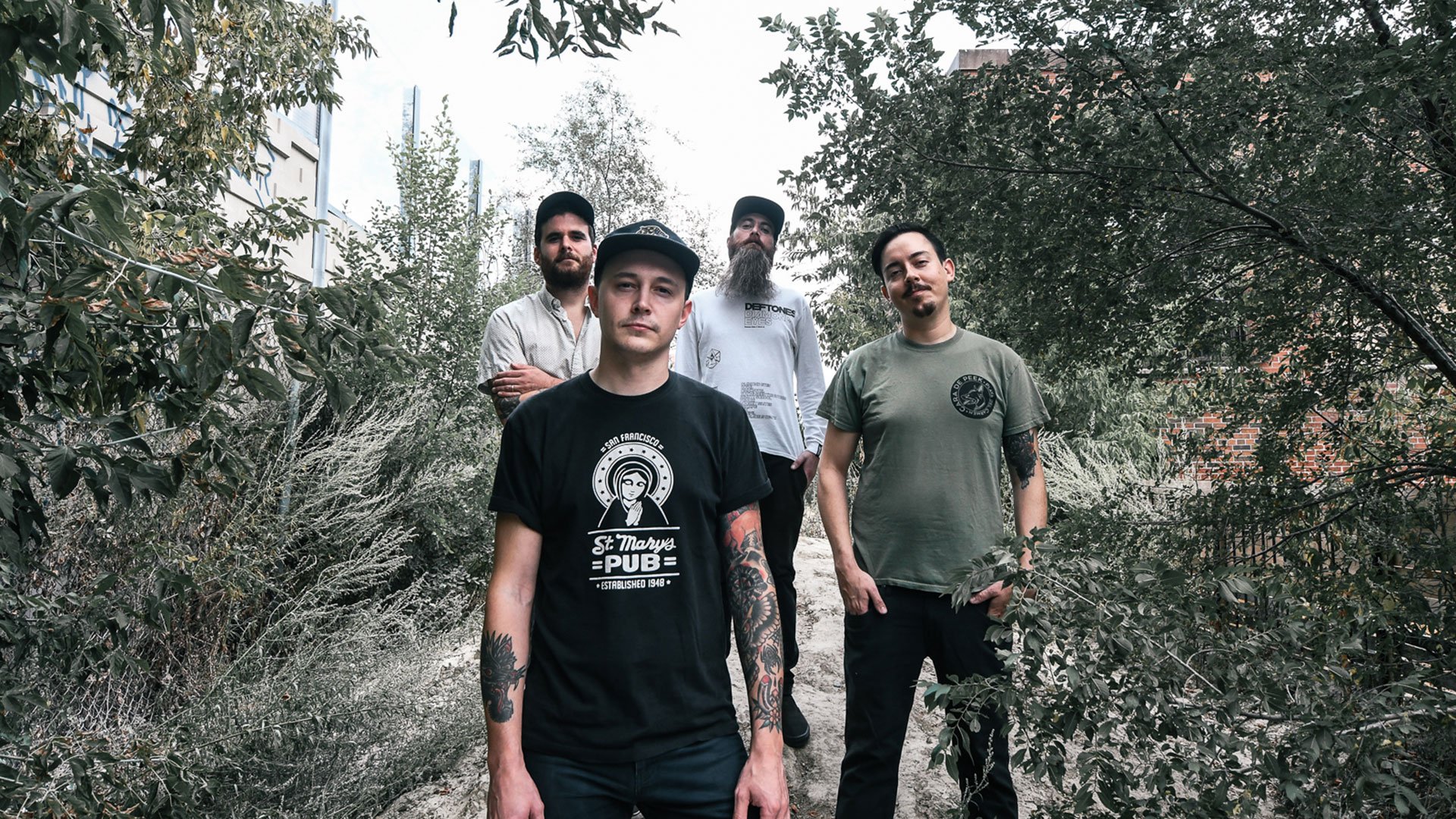 Foto für die Veranstaltung „The Flatliners“ mit der gesamten Band in einem Wald.