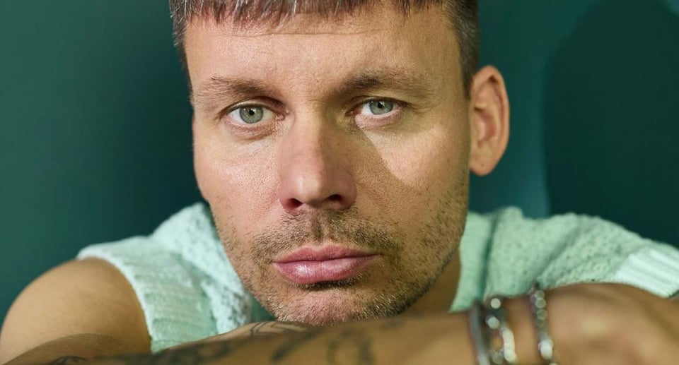 Foto des Gesichts des Künstlers vor grünem Hintergrund.
