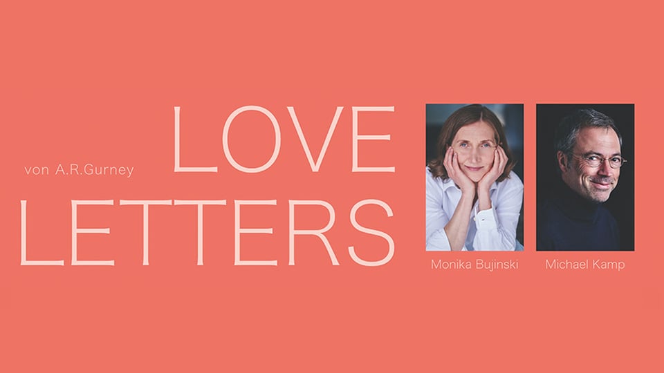Plakat zum Theaterstück Love Letters von A.R. Gurney auf korallfarbenem Hintergrund mit zwei Porträtfotos von Monika Bujinski und Michael Kamp sowie ihren Namen.