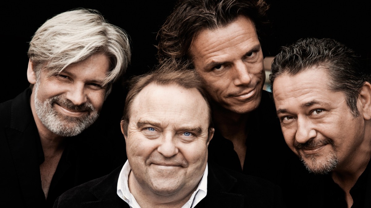 Porträtfoto der Künstler vor schwarzem Hintergrund