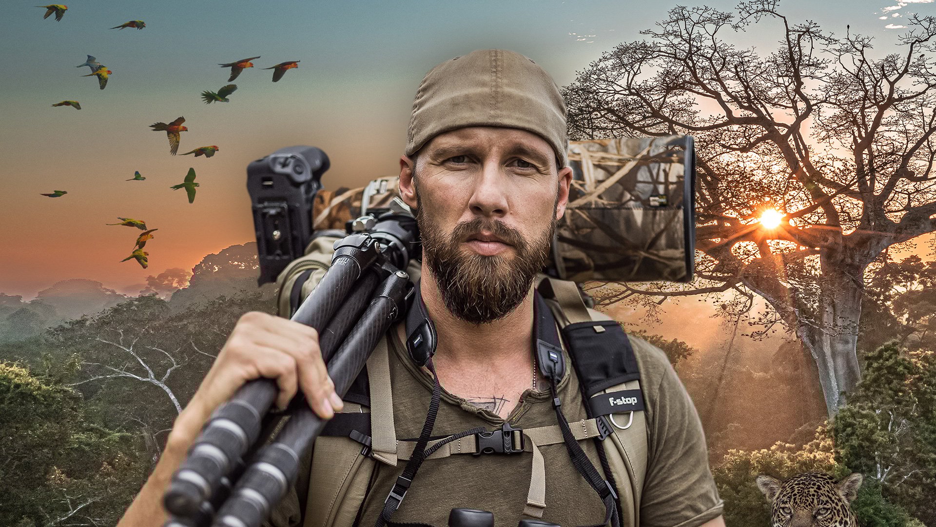 Foto für die Veranstaltung Robert Marc Lehmann – MISSION ERDE LIVE mit dem Künstler, der eine Kamera auf der Schulter trägt und Ferngläser in der Natur hält