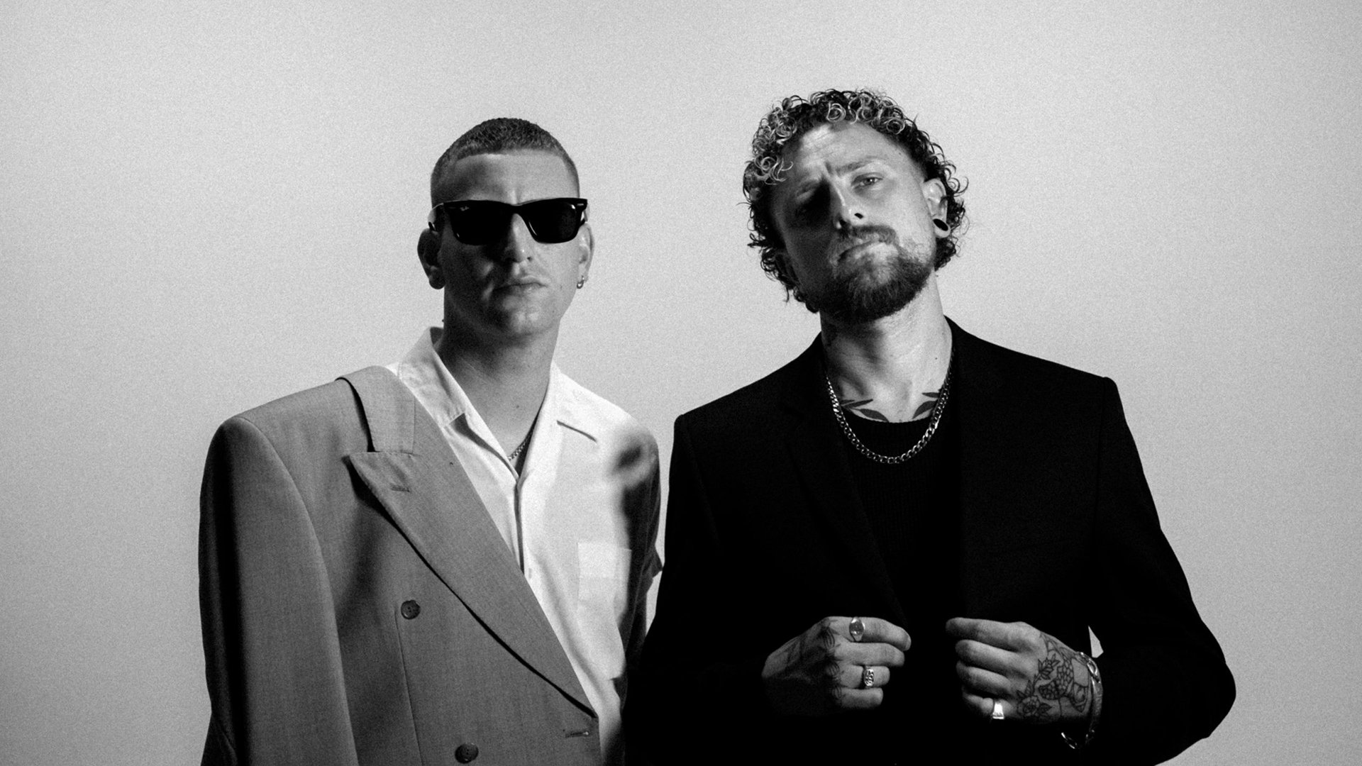 Die beiden Künstler von Kid Kaqpichi auf einem Schwarz weiss Foto, ein Herr im dunklen, ein Herr in hellem Sakko