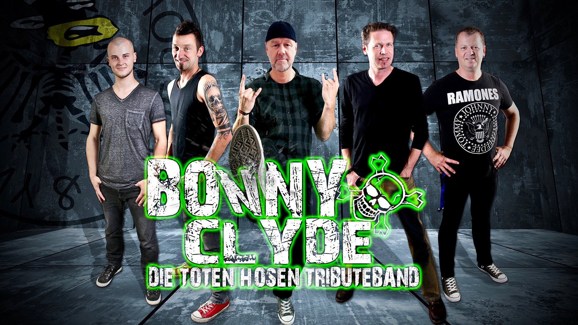 Fünf Bandmitglieder posieren vor dunklem Hintergrund mit dem Schriftzug in grün-weiß Bonny & Clyde – Die Toten Hosen Tributeband.