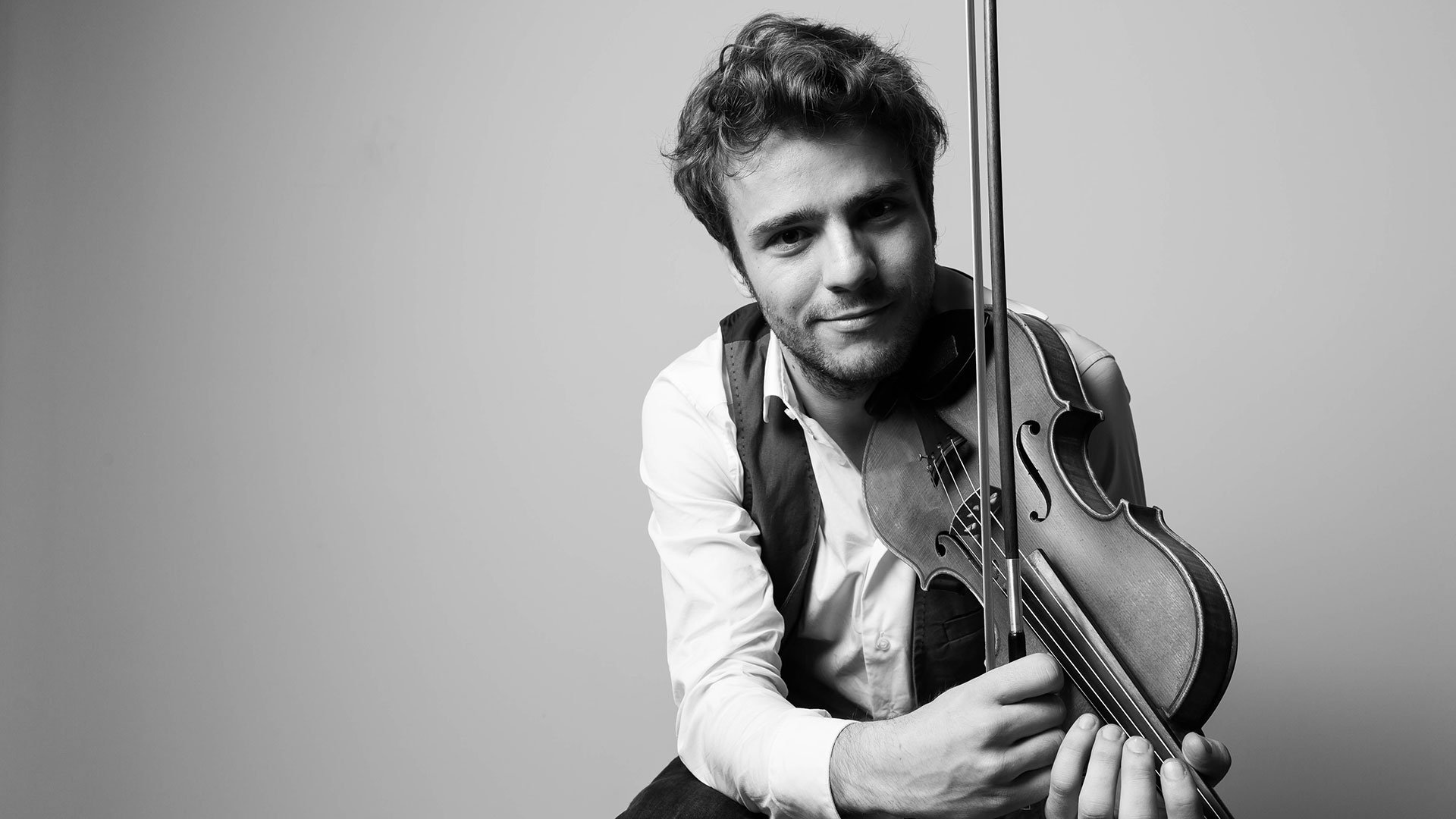 Schwarz‑weiß‑Foto für die Veranstaltung Concerto funebre mit dem Künstler und einem Streichinstrument.