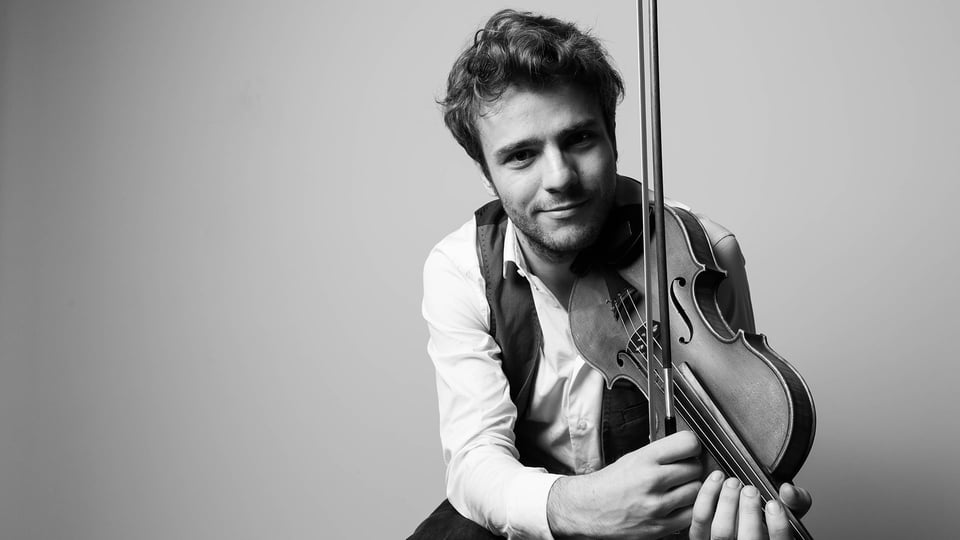 Schwarz‑weiß‑Foto für die Veranstaltung Concerto funebre mit dem Künstler und einem Streichinstrument.