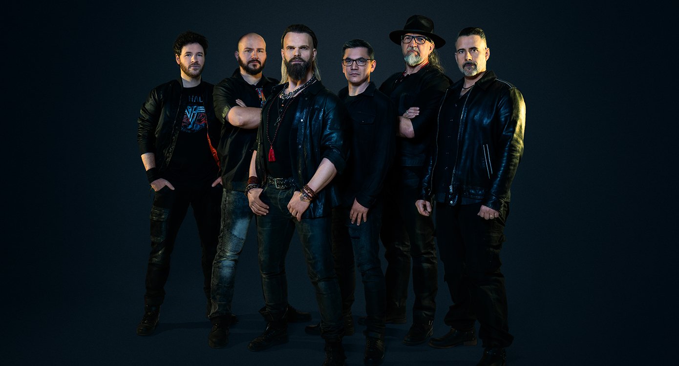 Die Band Saltatio Mortis steht vor einem schwarzen Hintergrund 