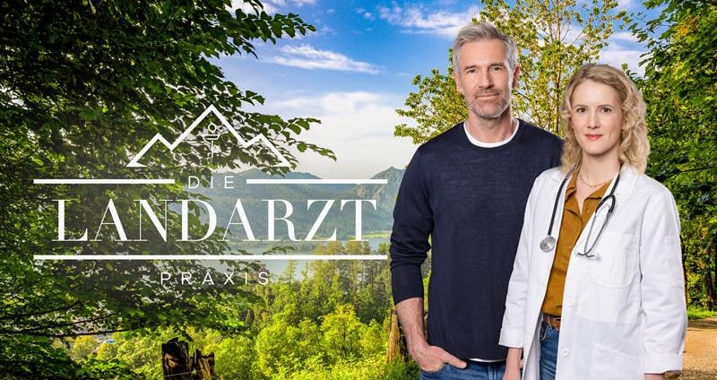 Zwei Personen in der Natur mit weißer Schrift