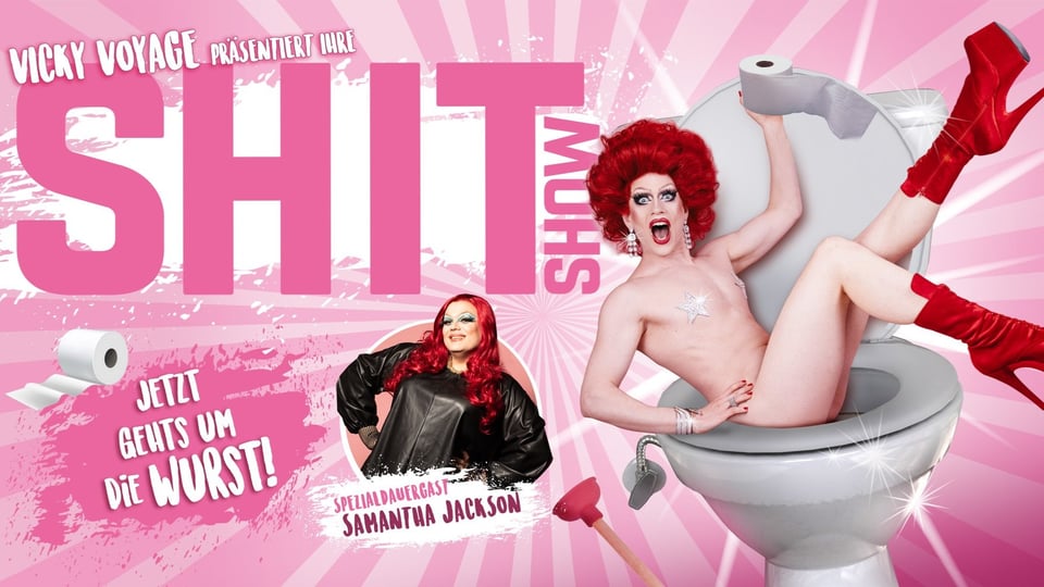 Vicky Voyage präsentiert „Shit Show“: Drag-Performer*in in rotem Styling auf einer Toilette vor pinkem Hintergrund, mit humorvoll-provokanter Inszenierung und Special Guest Samantha Jackson.
