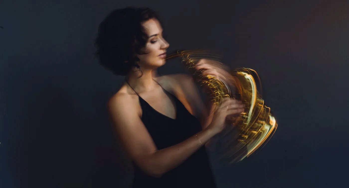 Foto der Künstlerin mit Bewegungseffekt und Instrument