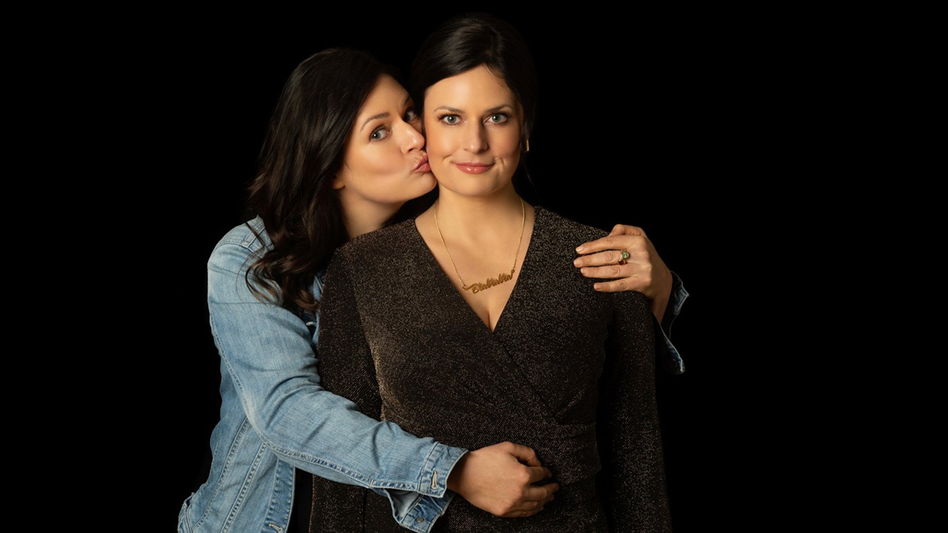 Foto für die Veranstaltung von Angela Ascher - Verdammt, ich lieb' mich mit zwei Frauen vor schwarzem Hintergrund