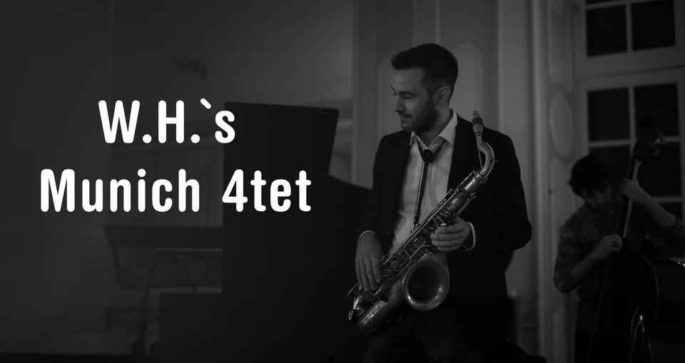 Ein Foto des Künstlers in Grau- und Schwarztönen, mit einem Instrument und weißer Typografie.
