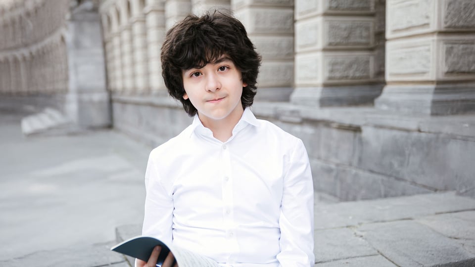 Mann mit weissem Hemd und dunklen Haaren