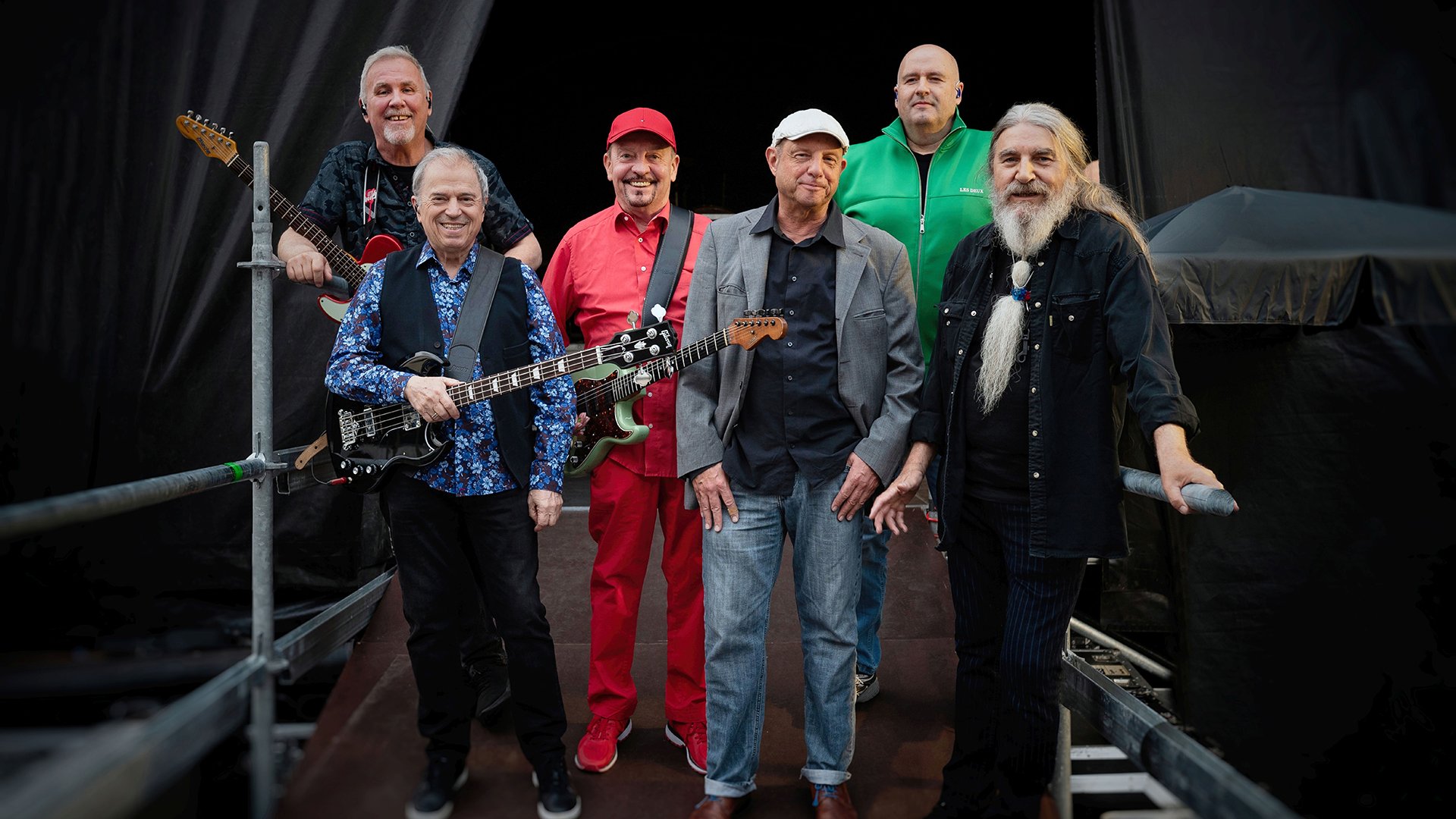 Die Band Spider Murphy Gang mit Instrumenten auf einer Rampe stehend