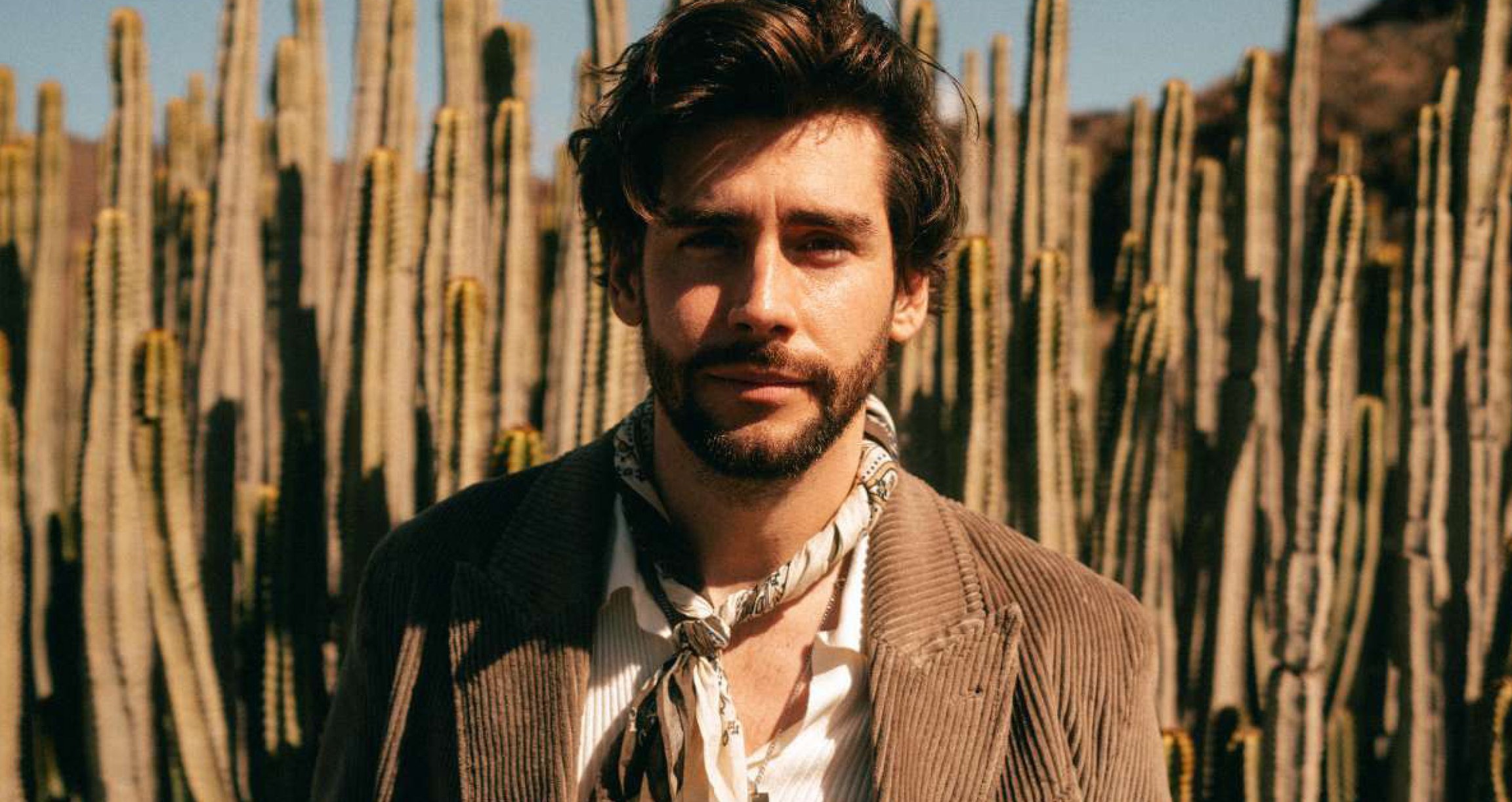 Álvaro Soler Konzert – Porträt mit Kaktuslandschaft im Hintergrund