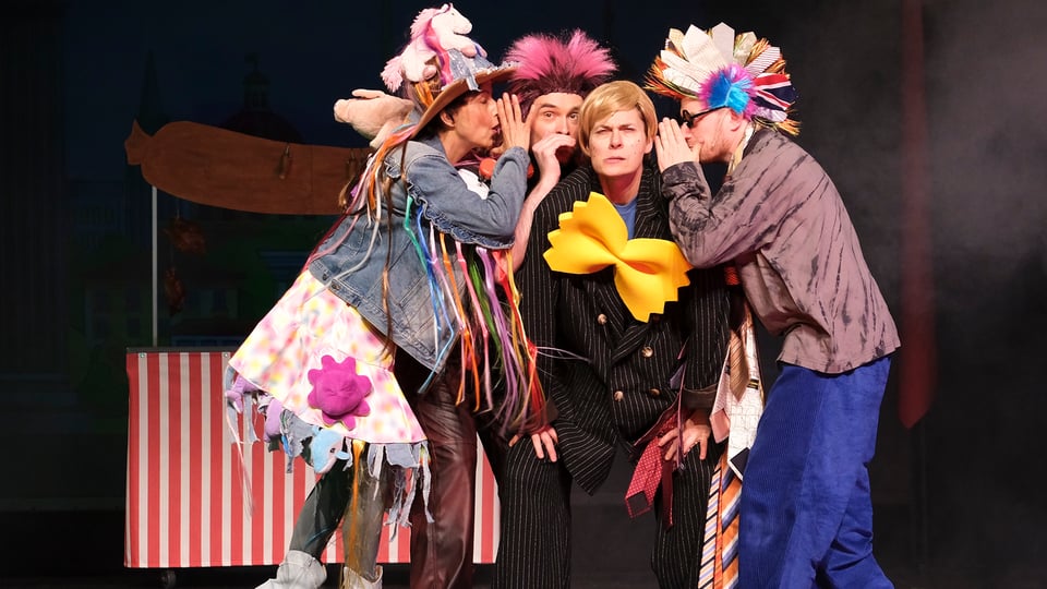 Ein Bild von der Kinder-Theateraufführung Emil und die Detektive, mit einigen der Figuren