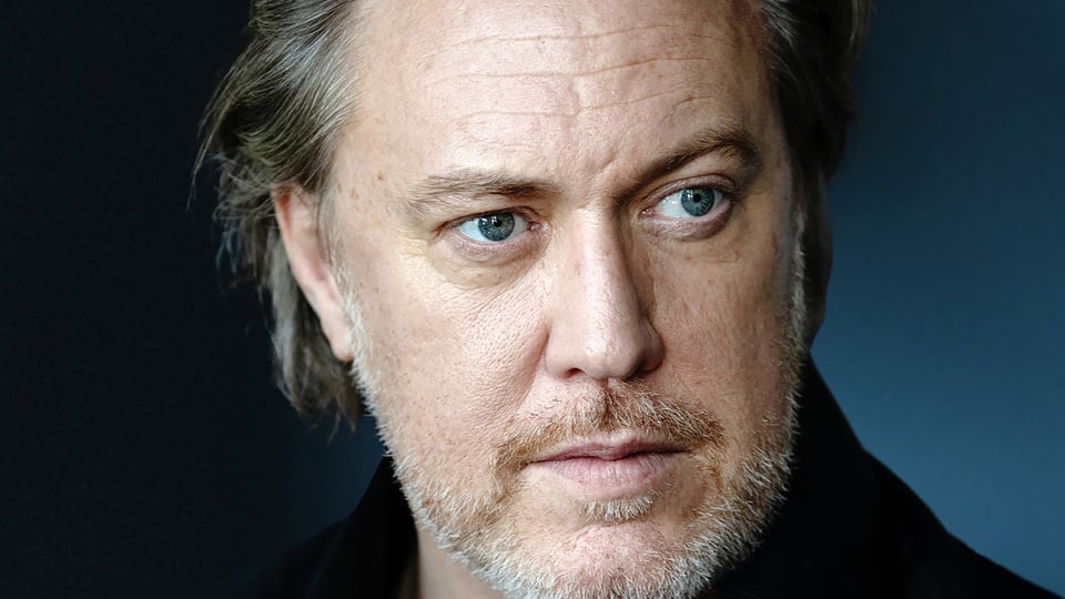Portrait von Künstler mit blauem Hintergrund