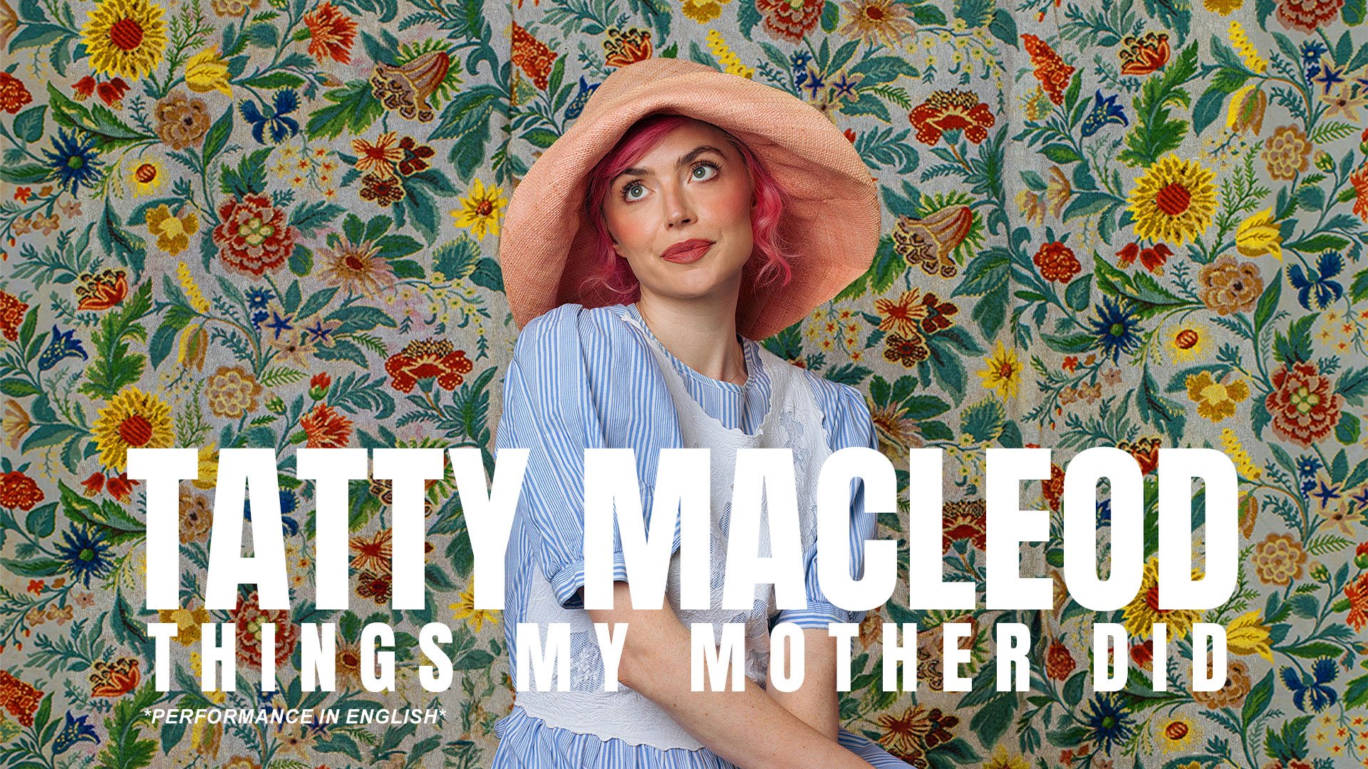 Werbegrafik für Tatty Macleod – Things My Mother Did mit einer Frau mit rosa Haaren und großem hellrosa Hut vor floral gemustertem Hintergrund.
