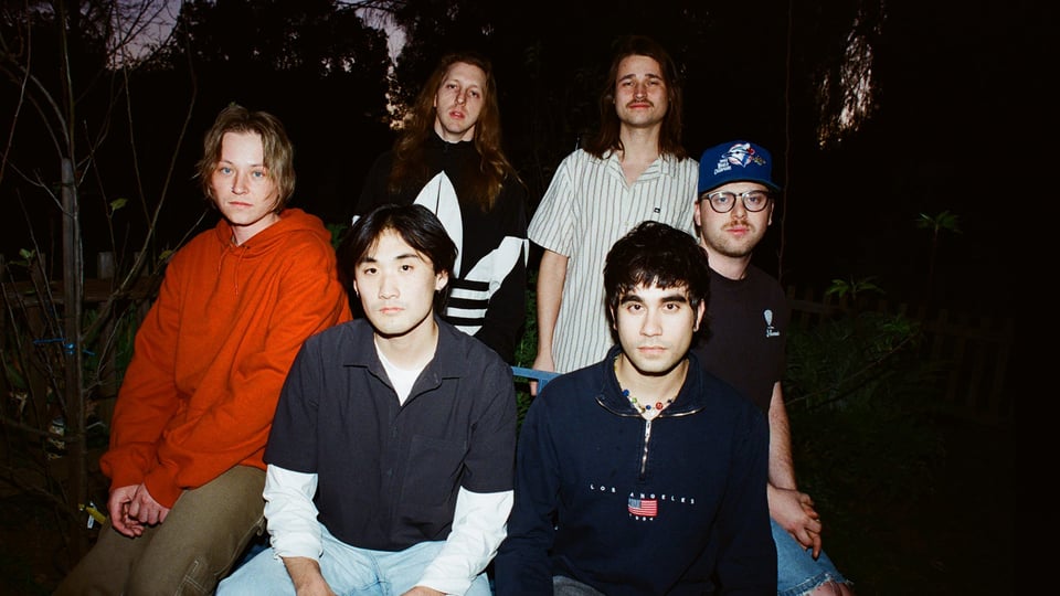 Sechs Personen in Freizeitkleidung 