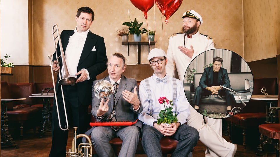 Vier Musiker mit Instrumenten in stilisiertem Retro-Ambiente, mit zusätzlichem Porträtbild in einem Kreis.