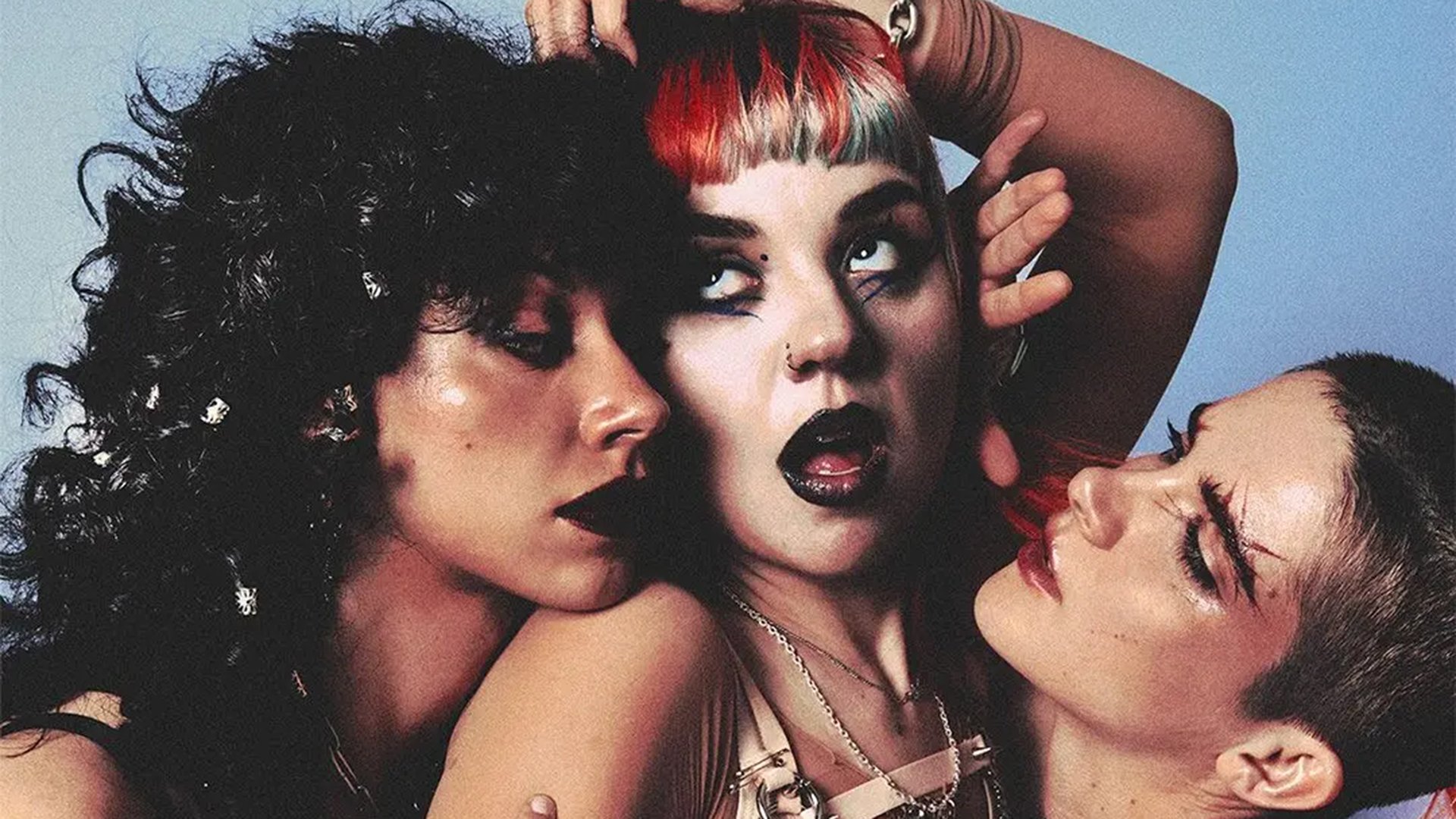 Drei Mitlieder der Band Grandma´s Ashes, stark geschminkt und mit zum Teil bunten Haare posieren vor hellem Hintergrund