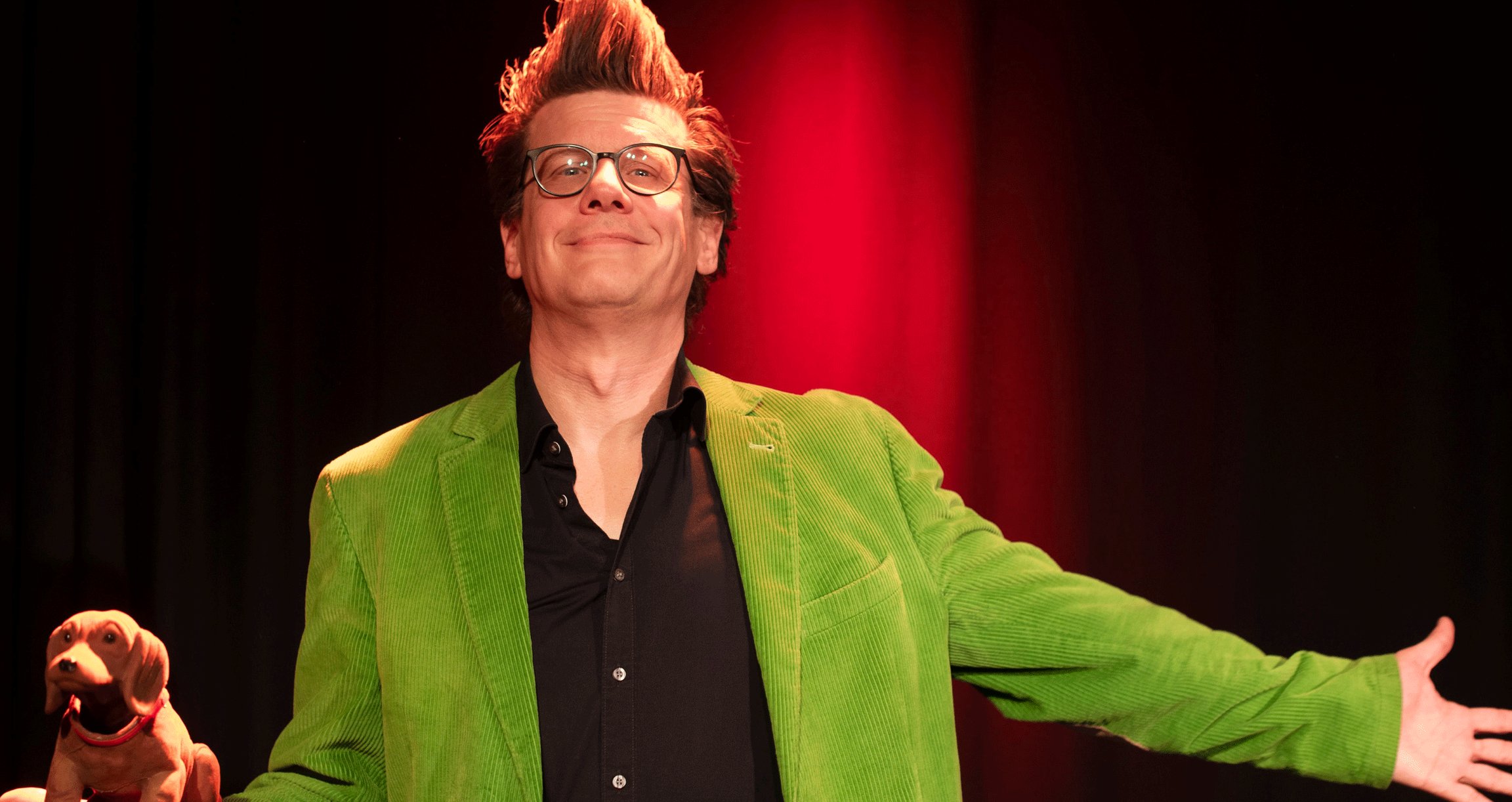 Matthias Walz vor dunklem Hintergrund