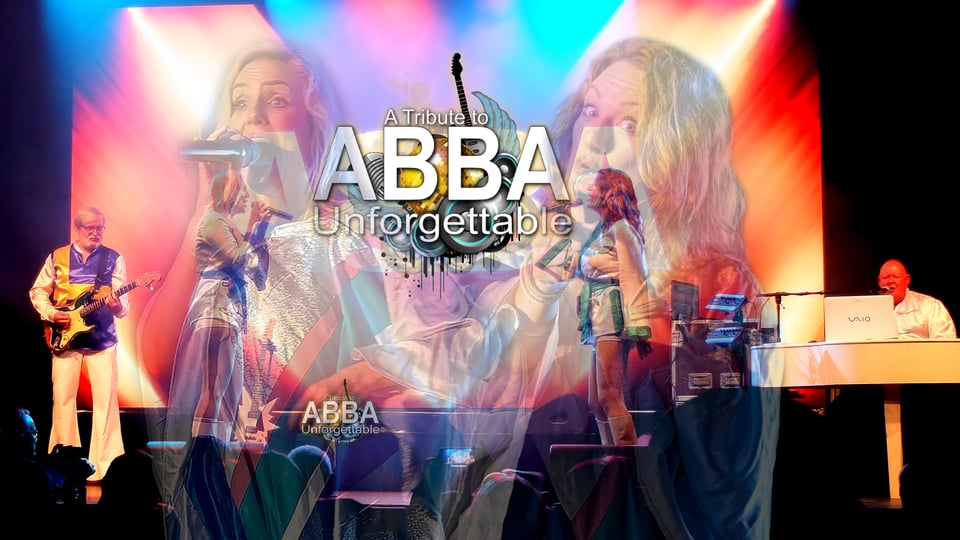 Bühnenbild mit Musikern und Sängerinnen, bunt beleuchtet. Links Gitarre, rechts Keyboard, in der Mitte große Projektion mit Text: A Tribute to ABBA – Unforgettable