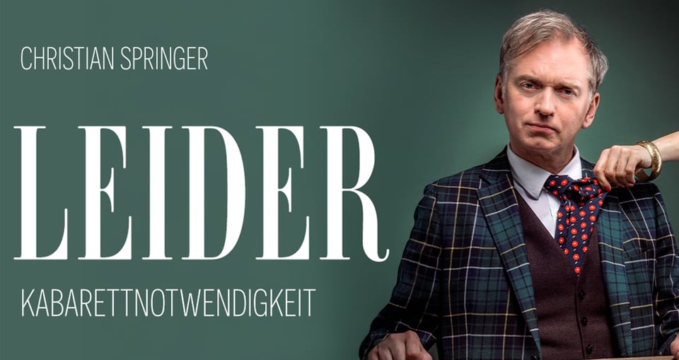 Ein Foto des Künstlers vor grünem Hintergrund mit weißer Typografie.