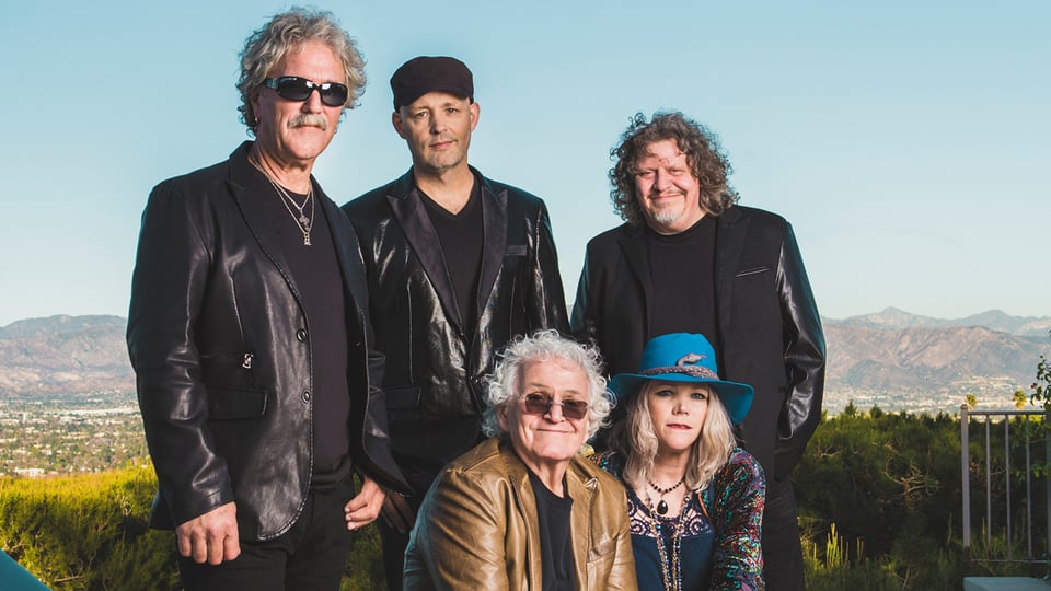 Promo-Foto der Rockband Jefferson Starship vor einer Berglandschaft für die Jubiläumstour 50 Jahre.