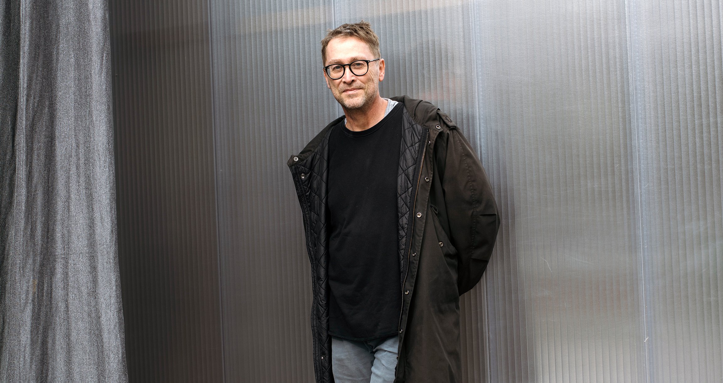 der Künstler „Jan Weiler“ auf silbernem Hintergrund