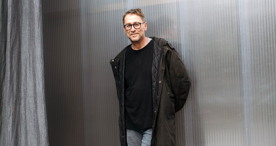der Künstler „Jan Weiler“ auf silbernem Hintergrund