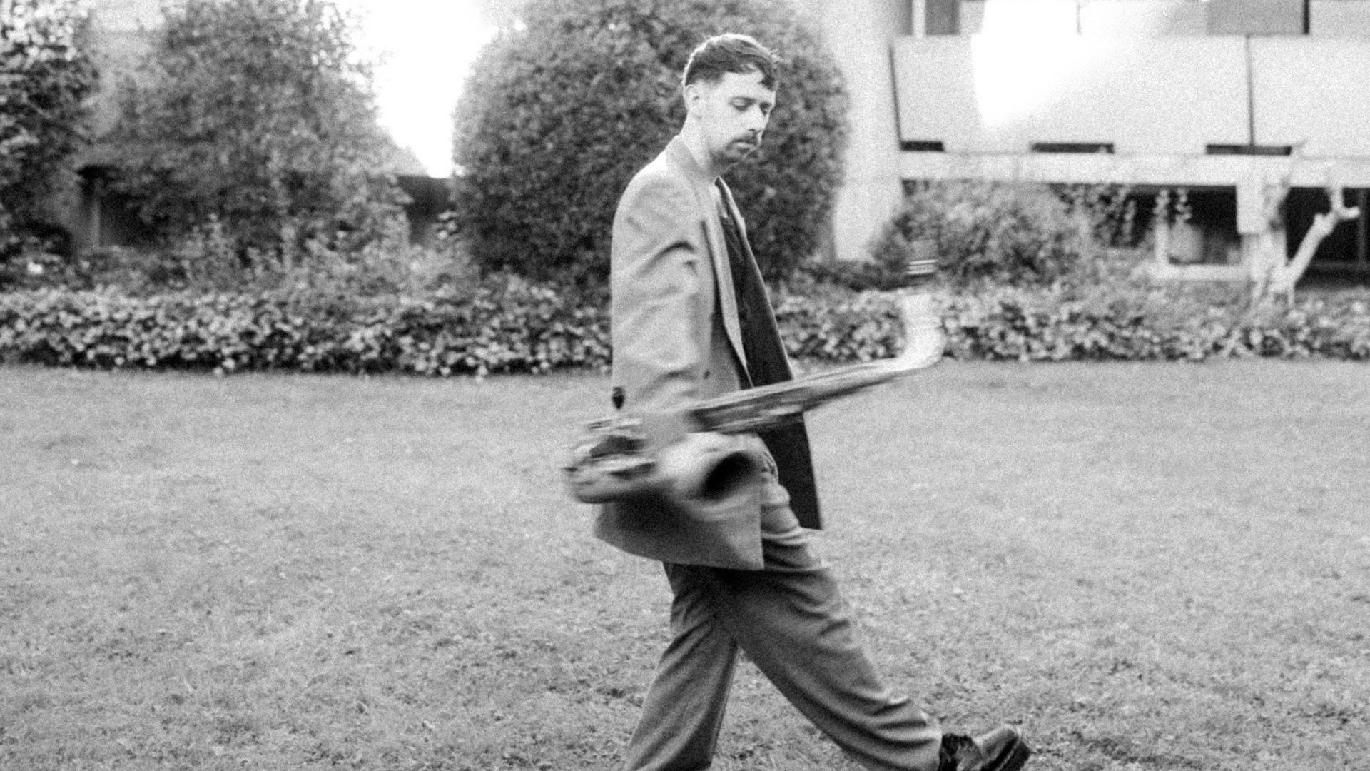 Schwarz-Weiß-Foto der Veranstaltung von Moritz Stahl mit einem Saxophon