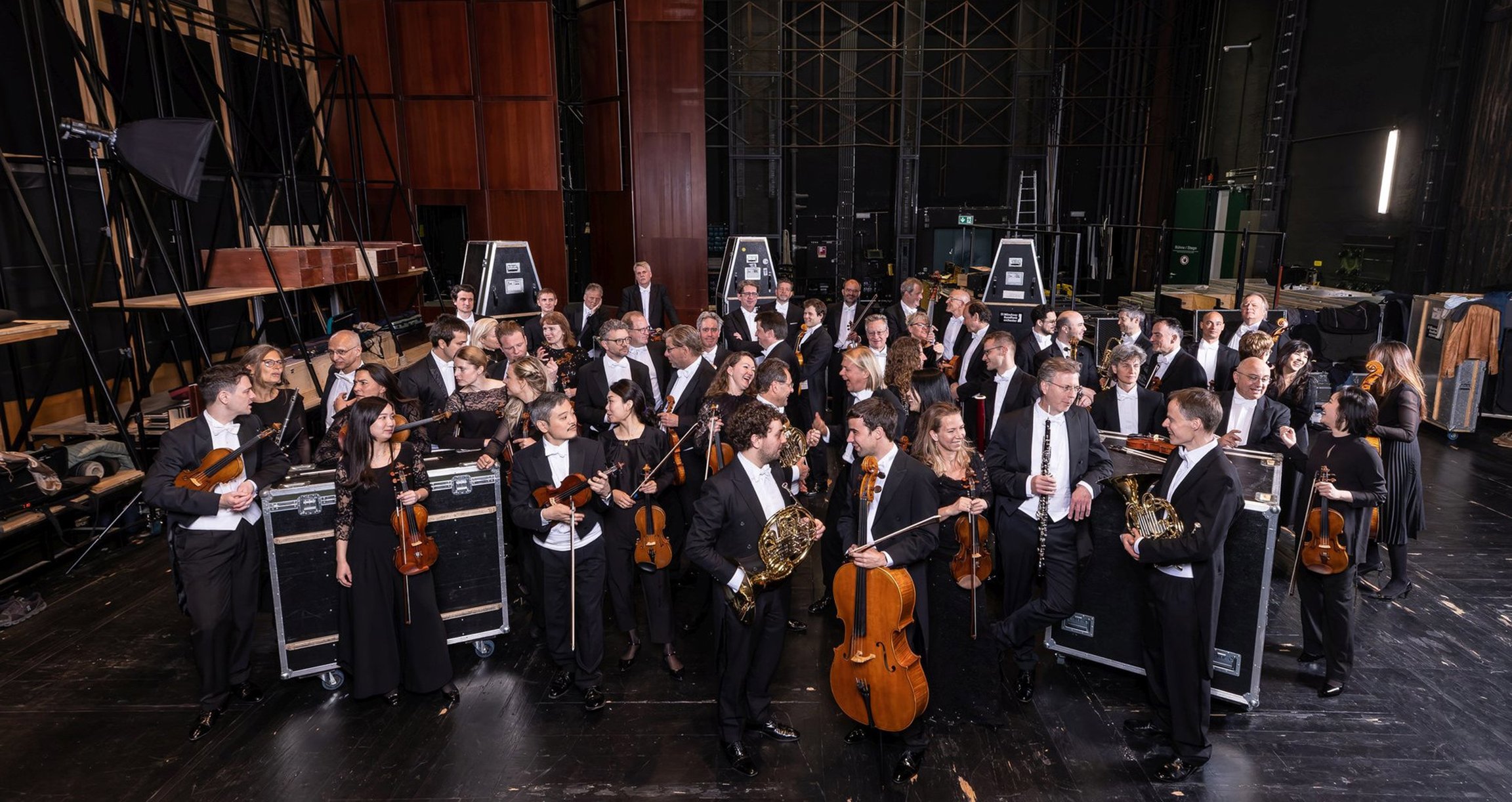 Orchester auf Bühne mit Instrumenten